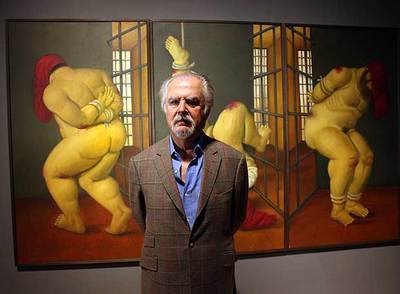 Fernando Botero, ayer, en el IVAM, delante de una de las obras de la serie  Abu Ghraib. 