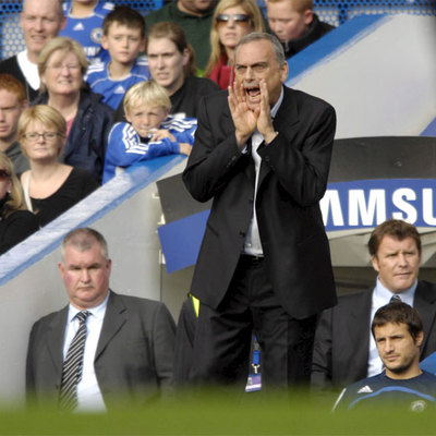 Avram Grant da instrucciones a su equipo durante un partido.
