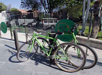 Un bolardo reciclado para bicis de la exposición  Ecodiseño .