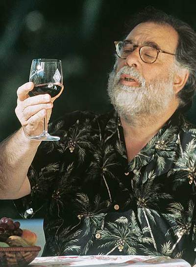 Coppola, con uno de sus vinos.