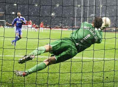Van der Sar detiene a Anelka el penalti que dio el título al Manchester.