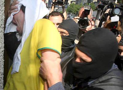 Igor Suberbiola, ayer, a su llegada al piso de Burdeos para presenciar el registro.