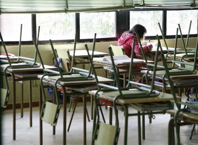 Aulas como esta del colegio Ermita del Santo se quedaron ayer vacías durante la segunda jornada de huelga en la educación.