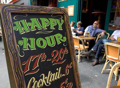 Promoción de bebidas alcohólicas en una terraza de París.