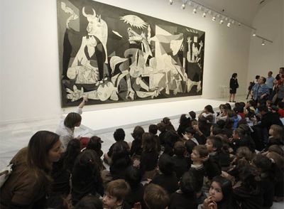 Un nutrido grupo de escolares contempla el  Guernica  en el Reina Sofía.
