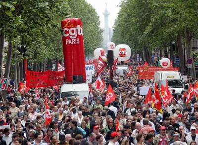 Trabajadores y jubilados franceses se manifiestan en París contra la reforma de las pensiones.