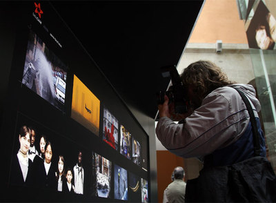 Varias de las fotografías que han participado en el concurso. En primer término, la ganadora, que muestra a varios niños juntos.