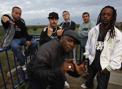 Figuras de los inicios y del momento actual del  rap  en Torrejón, con la base aérea al fondo. De izquierda a derecha, Randy, Cerroman 129, Blue Ice, Frank T, DJ Lara y Señor T Cee.