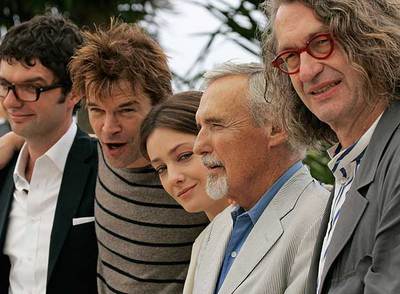 Wim Wenders, a la derecha, con los actores de la película  Cita en Palermo,  ayer en Cannes.