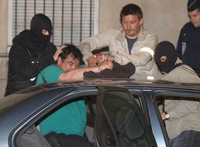 Javier López Peña,  Thierry,  es trasladado a dependencias policiales tras el registro de su casa el pasado jueves.