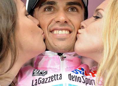 Alberto Contador, en el podio, disfruta feliz de su primera  maglia   rosa. 