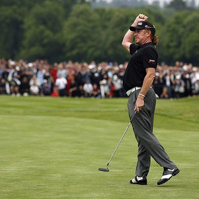 Jiménez celebra la victoria tras su último golpe.