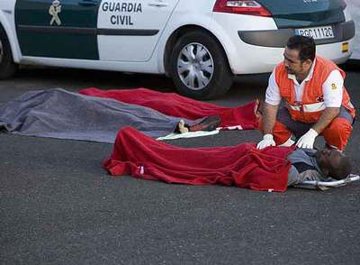 TRES SUBSAHARIANOS MUEREN AL INTENTAR ALCANZAR GRAN CANARIA EN CAYUCO.