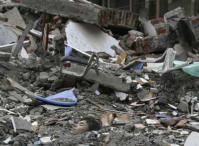 Un cadáver cubierto por los escombros en la ciudad de Beichuan, en la provincia de Sichuan.