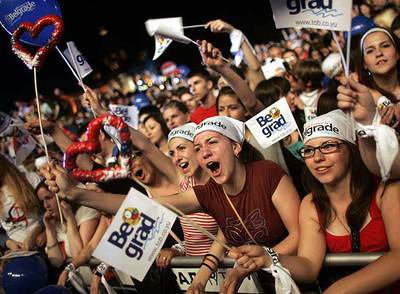 Un grupo de  eurofans  sigue el festival desde una pantalla gigante en el centro de Belgrado.