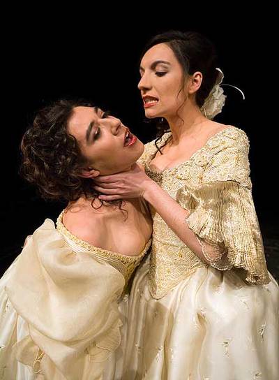 Silva Nieva, a la izquierda, y Eva Rufo en  Las bizarrías de Belisa,   de Lope de Vega, que la Joven Compañía del Teatro Nacional llevará a Almagro. 