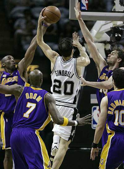 Ginóbili entra a canasta entre Odom y Bryant (a la izquierda) y Radmanovic y Gasol (a la derecha).