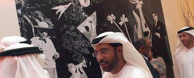 Varios visitantes delante del cartel que da la bienvenida a la exposición  Picasso Abu Dabi. Obras maestras del Museo Picasso de París.