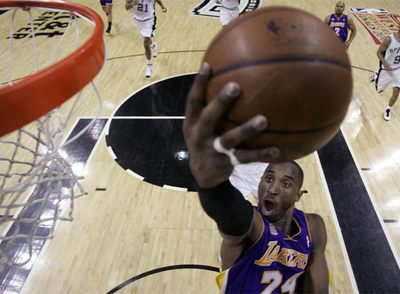 Kobe Bryant encesta mediante una  bandeja.  