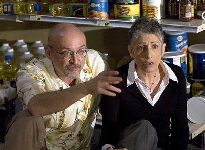 Frank Darabont, a la izquierda, durante el rodaje de  La niebla,  junto a Susan Malerstein.