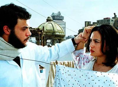 Fotograma de   El edificio Yacobián,   filme de  Marwan Hamed basado en la novela homónima de Alaa al Aswany. 