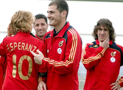 La presidenta de la Comunidad de Madrid, Esperanza Aguirre, con la camiseta de la selección, conversa con Casillas ante Capdevila y Puyol.