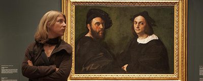 Visitante del Museo del Prado ante el  Retrato de Andrea Navagero y Agostino Beazzano  o  Retrato doble,  de Rafael.