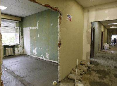 Los obreros trabajaban ayer en las obras de la tercera planta del ambulatorio de Pontones.rnDos operarios cargan sacos de  escombros en una furgoneta.