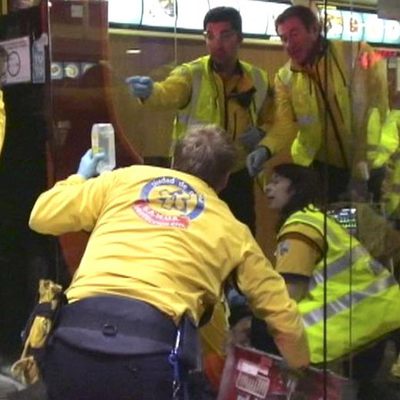 Un grupo de sanitarios atiende a un joven herido en Madrid