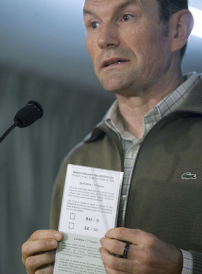 Ibarretxe muestra a dirigentes del PNV la papeleta con las preguntas.