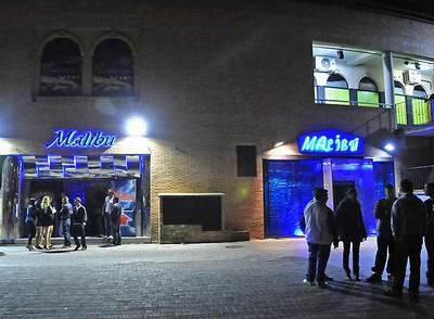 Varios jóvenes, a la puerta del local de Leganés donde el 24 de mayo empezó  la pelea que acabó con la muerte de Bruno Sánchez. rn josé ramón aguirrernControl nocturno de la policía local en una calle de Leganés.