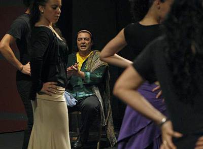 Canales anima a los bailarines durante su clase de ayer.