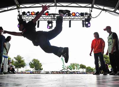 Un participante en la final del concurso de  breakdance  en el festival Cultura Urbana.