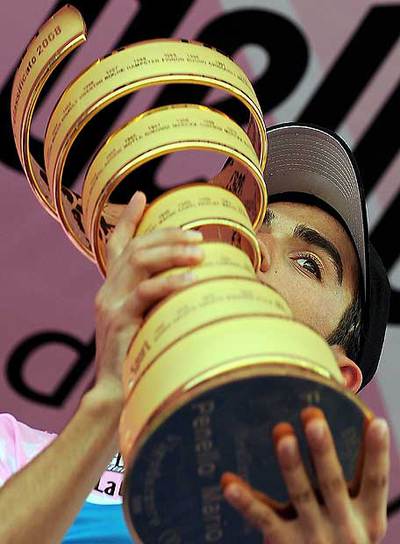 Contador besa el trofeo que le acredita como ganador de la carrera.