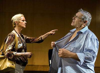 Vicky Peña y Jordi Dauder, durante la representación de  Aprés moi, le déluge. 