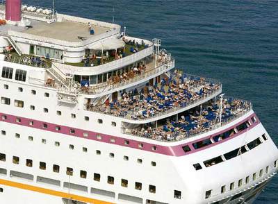 El crucero  Ocean Village,  atracado ayer en Barcelona.