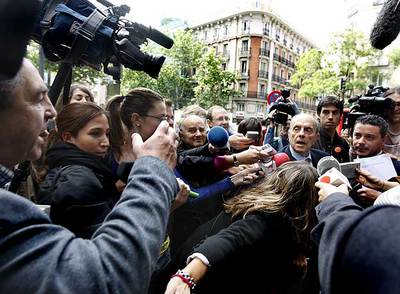 Los periodistas  acorralan  a Fraga a su llegada a la sede del PP. A la izquierda, con la mano alzada, el hombre que le pidió que dimitiera.