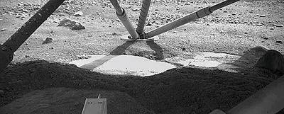 Mancha blanca bajo la sonda  Phoenix . Los científicos creen que podría ser hielo.