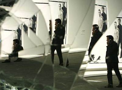 Un visitante se refleja en  Mirror Wall , de Banks Violette, mientras pasa delante de la foto de Avedon  Andy Warhol and Members of the Factory .rnreuters