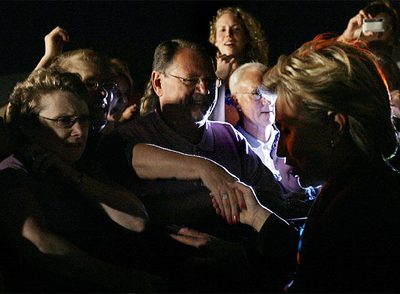 Hillary Clinton saluda a un grupo de simpatizantes en un acto electoral en la ciudad de Sioux Falls, en el Estado de Dakota del Sur. rn associated pressrnObama se dirige a un acto de campaña en Waterford (Michigan).