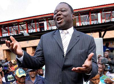 Tsvangirai se dirige a los zimbabuenses afectados por la violencia xenófoba, el 22 de mayo en Johanesburgo.