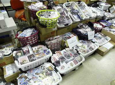 Arsenal de copias  pirata  incautado por la policía.