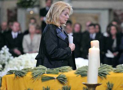 Catherine Deneuve se despide del modista.