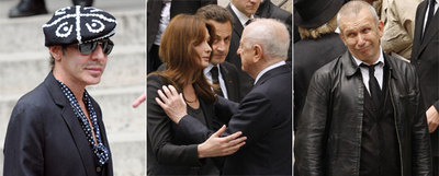 De izquierda a derecha, el diseñador John Galliano a su llegada al funeral; Carla Bruni saluda a Pierre Bergé, ex amante, socio y amigo de Saint Laurent; y Jean-Paul Gaultier gesticula ante los fotógrafos en la escalinata de la iglesia de Saint-Roch.