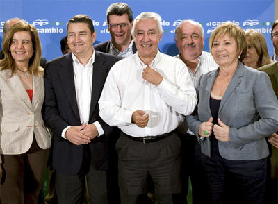 Javier Arenas, ayer en Sevilla, con diputados y senadores nacionales.
