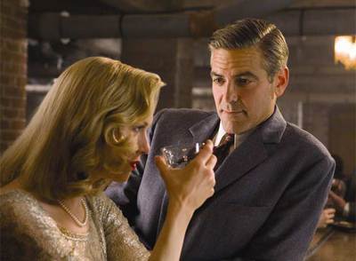 Renée Zellweger y George Clooney, en un fotograma de  Ella es el partido. 