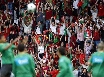 Seguidores portugueses aclaman a su selección durante un entrenamiento en Neuchâtel.