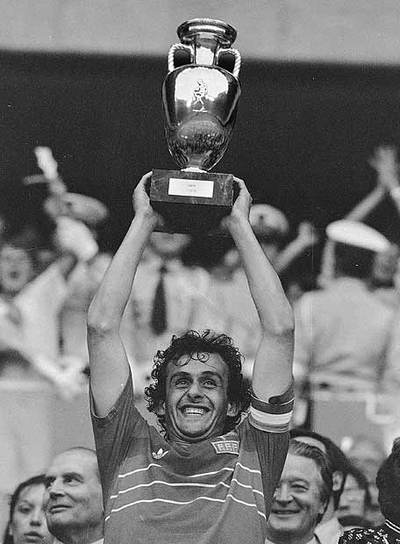 Platini levantando la Eurocopa ganada por Francia en 1984.