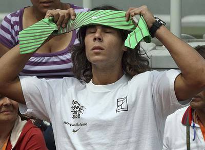 Rafa Nadal se prepara para entrar a la pista a entrenarse.