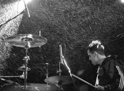 Una imagen del concierto del grupo Molotov bajo la lluvia, tomada en el  Festimad 98,  en el Soto de Móstoles.